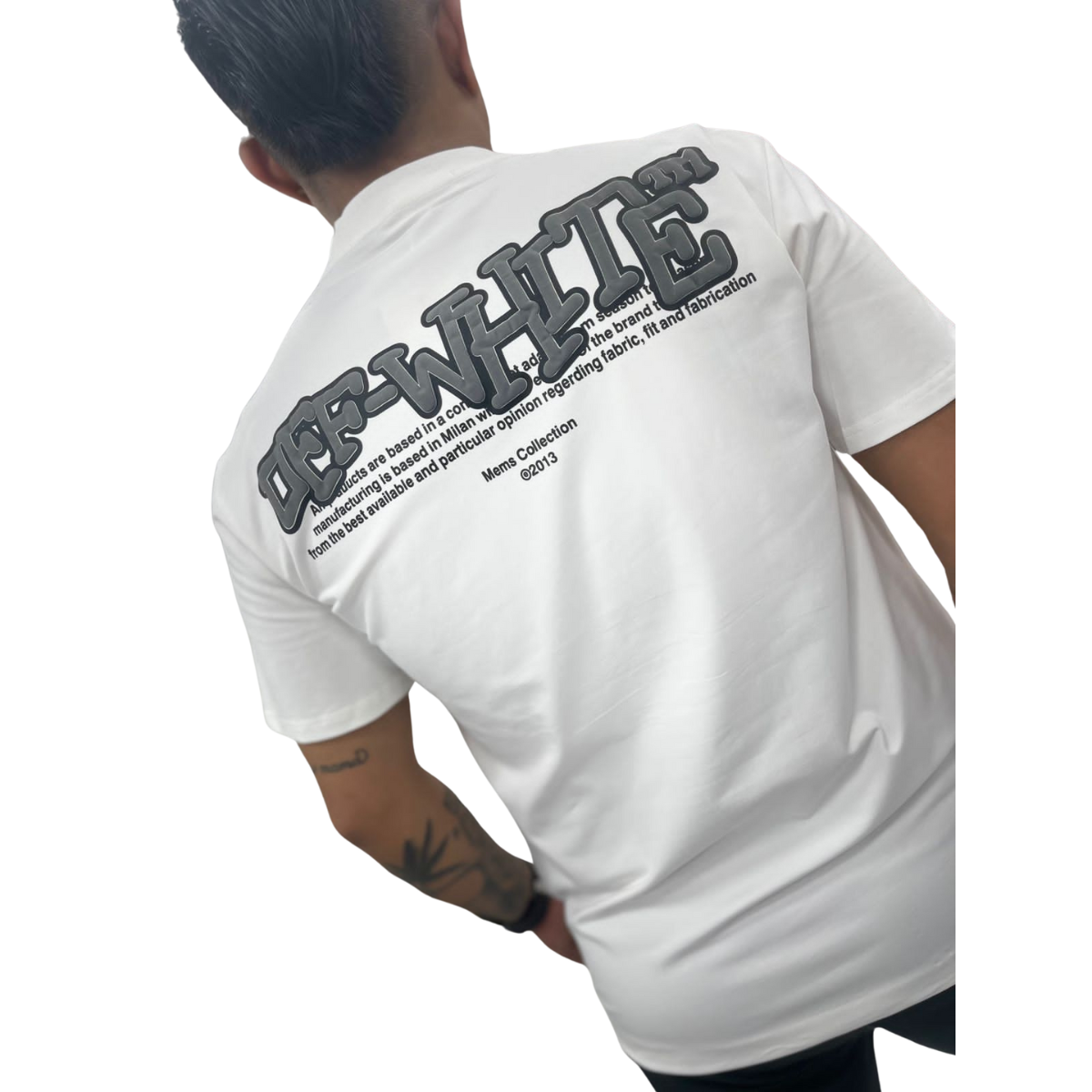 Comprar Camisetas Off White Playera para Hombre - Onlineshoppingcenterg. ¿Buscas comprar camisetas Off White playera para hombre? En Onlineshoppingcenterg tenemos lo que necesitas: la mejor selección de camisetas Off White para que luzcas estilo y calidad. Descubre modelos exclusivos, desde camisetas Off White negras hasta ediciones especiales como la camiseta Mona Lisa Off White y la camiseta Off White Caravaggio. Aquí te explicamos todo lo que necesitas saber para elegir tu próxima camiseta Off White.  ¿Por Qué Comprar Camisetas Off White para Hombre? Las camisetas Off White combinan estilo urbano con un toque de lujo que las hace únicas. Esta marca, fundada por Virgil Abloh, es famosa por sus diseños atrevidos y creativos que usan elementos icónicos y referencias artísticas en cada pieza. Entre las opciones más populares están la camiseta blanca Off White, la camiseta negra Off White y colaboraciones especiales como la camiseta Jordan x Off White y la camiseta Nike x Off White.  Elegir una camiseta Off White es una excelente inversión, ya que destaca por su calidad, originalidad y exclusividad. Perfecta para quienes buscan marcar tendencia y llevar un look que combine lo mejor de la moda urbana.  Beneficios de Comprar Camisetas Off White en Onlineshoppingcenterg Calidad Garantizada: En Onlineshoppingcenterg garantizamos que todas nuestras camisetas Off White son originales. Variedad de Estilos y Colores: Desde la clásica camiseta Off White blanca hasta versiones más atrevidas como la camiseta Off White amarilla y la camiseta Off White azul. Precios Competitivos: Disfruta de camisetas Off White baratas sin comprometer la calidad. Compra Segura y Rápida: Ofrecemos un proceso de compra sencillo y seguro. Tipos de Camisetas Off White para Hombre Camisetas Off White Básicas y Clásicas Si prefieres un look minimalista, las camisetas Off White clásicas como la camiseta Off White blanca y la camiseta Off White negra son opciones perfectas. Estos modelos son versátiles, fáciles de combinar y reflejan la esencia de la marca sin ser demasiado llamativos.